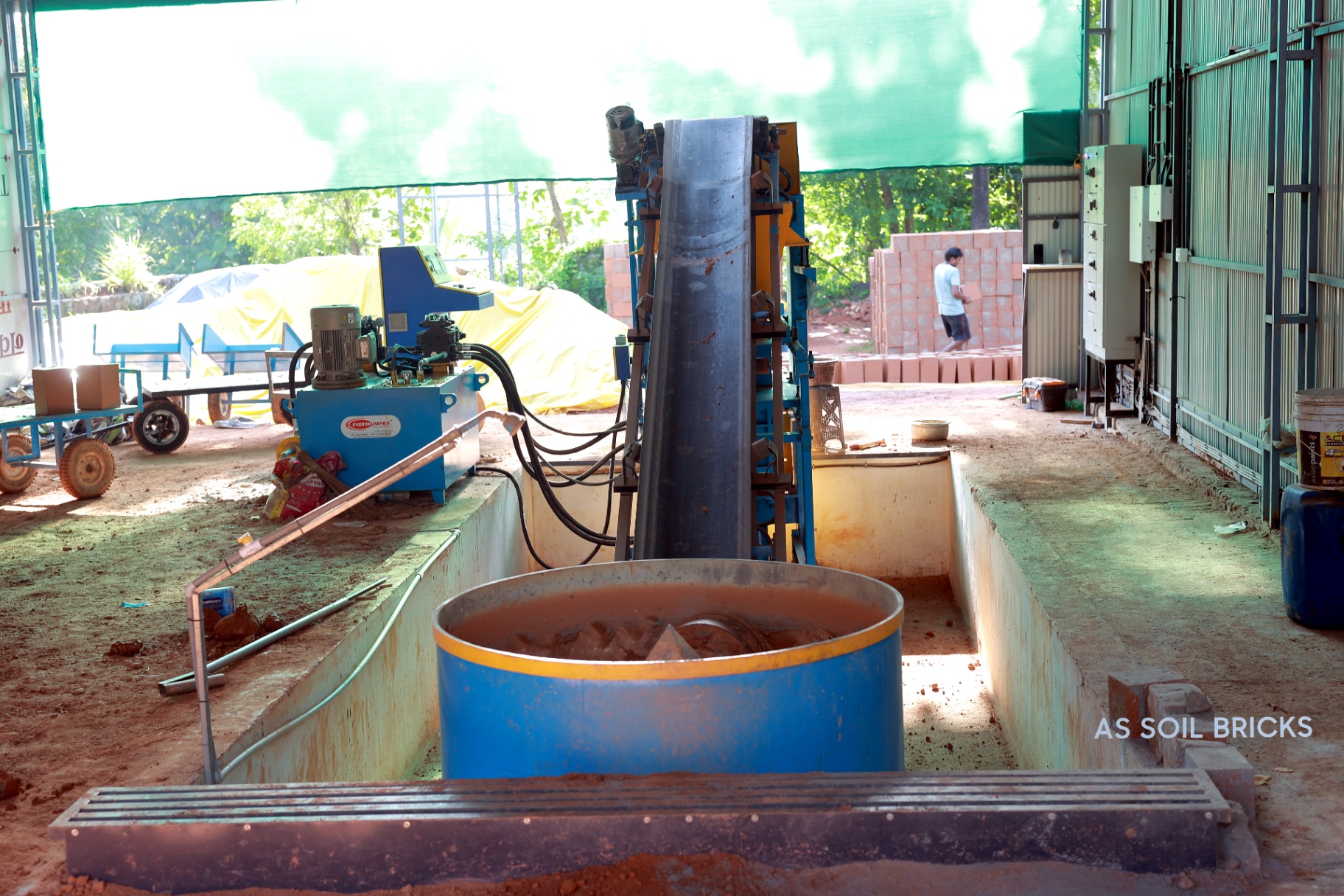Soil mixer with conveyor