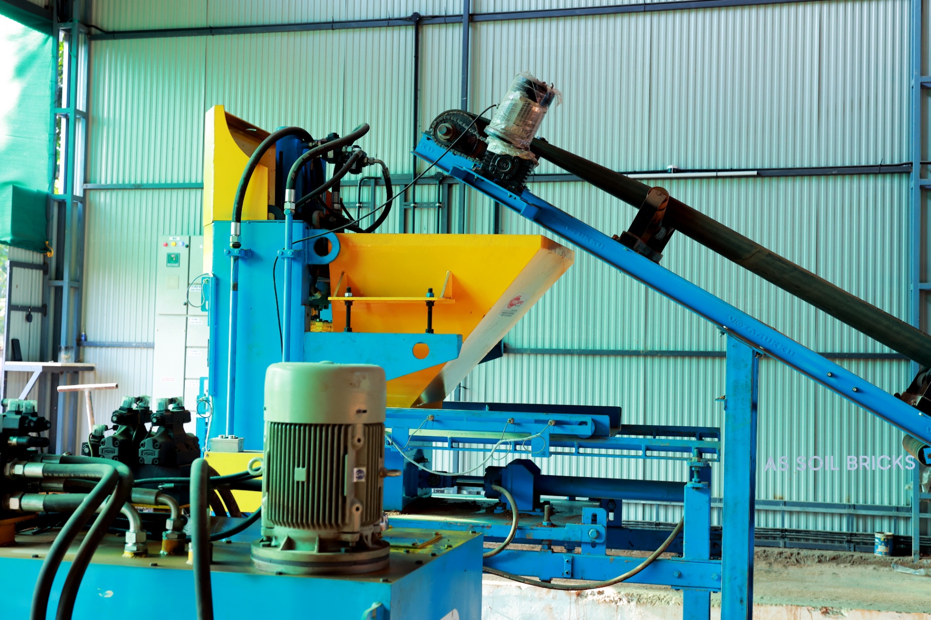 Hydraulic brick press machine